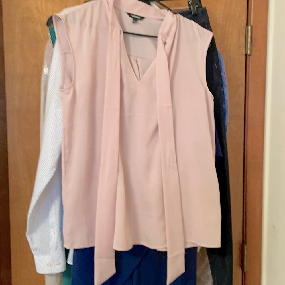 Pink neck tie shell.